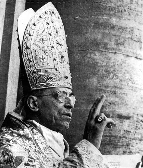 The Young Pope: Papa Pio XIII mentre pronuncia un discorso in Africa