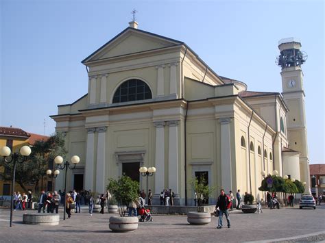 Foto esterna della Chiesa della Beata Vergine Immacolata di Brugherio, con accenno al contesto urbano