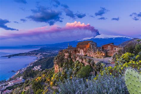 Foto panoramica della Chiesa della Madonna della Rocca con Taormina sullo sfondo