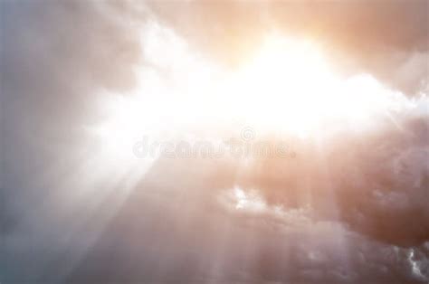 Paolo in preghiera, con un'aura di luce divina sopra di lui, mentre una figura angelica lo osserva da lontano.