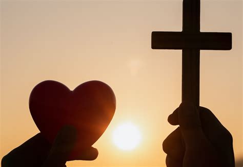 Schema che illustra il concetto di grazia divina: Dio che offre la salvezza attraverso Cristo, e l'uomo che accoglie questa grazia con fede e pentimento.