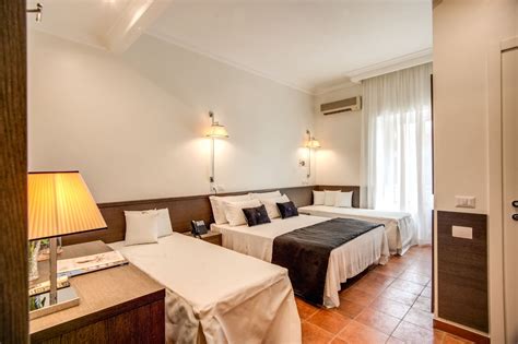 Interno di una camera matrimoniale dell'Hotel Giubileo con arredi tradizionali