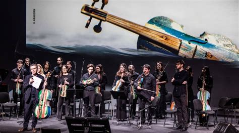 Rosario Pilar sul palco con strumenti musicali