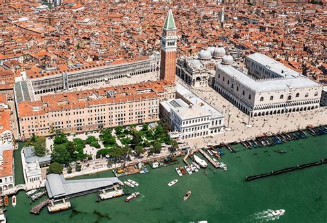 Foto di un chiostro silenzioso a Venezia o dei Giardini Reali