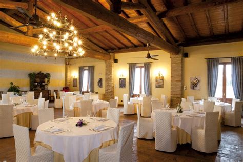 Sala ristorante elegante con tavoli apparecchiati e vista sul paesaggio