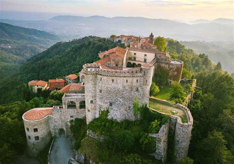 Castello Malaspina di Gambaro con sfondo paesaggistico