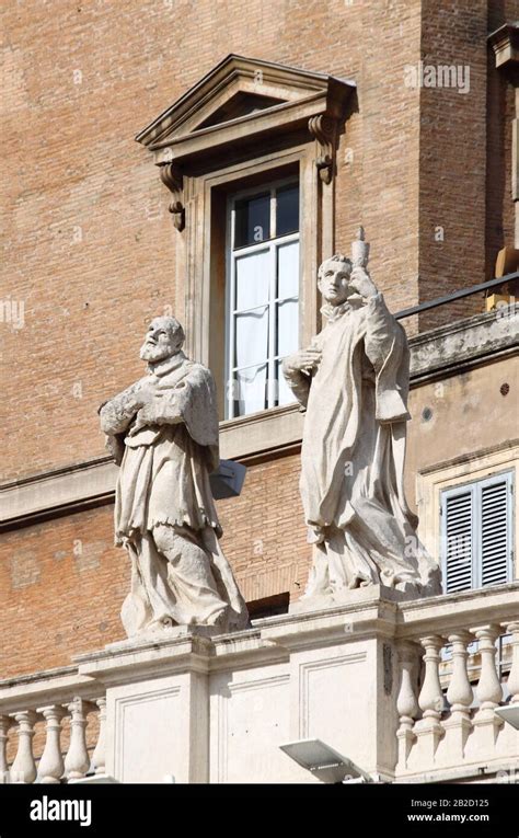 Dettaglio delle statue sulla trabeazione del colonnato di Piazza San Pietro