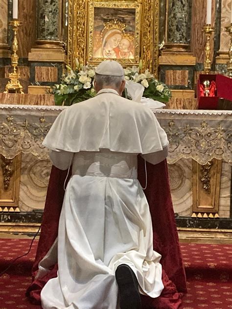 Fedeli in preghiera davanti a un'immagine della Madonna del Buon Pastore