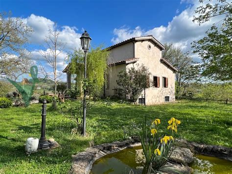 Villetta di campagna con terreno circostante, immersa nel verde