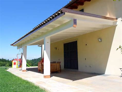 Porticato esterno della villetta con vista sul piazzale antistante