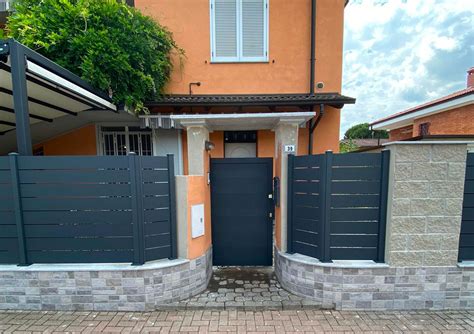 Recinzione esterna della proprietà con cancello in ferro