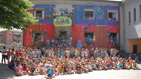 Foto di gruppo di animatori e ragazzi al GREST