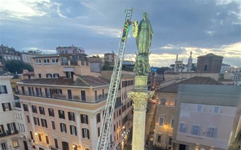 Foto della statua restaurata dell'Immacolata dal capitello di Via Mario Paolazzi