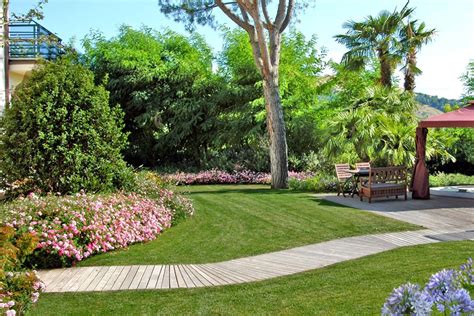 Foto tematica di un giardino curato e funzionale con alberi