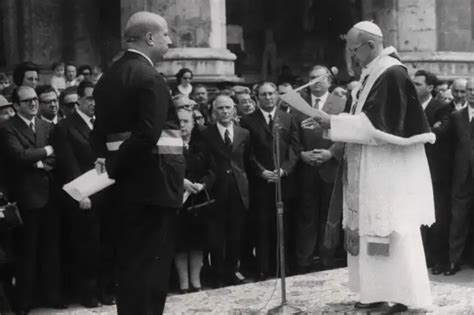 Foto storica di Paolo VI che promulga il Motu Proprio Apostolica Sollicitudo
