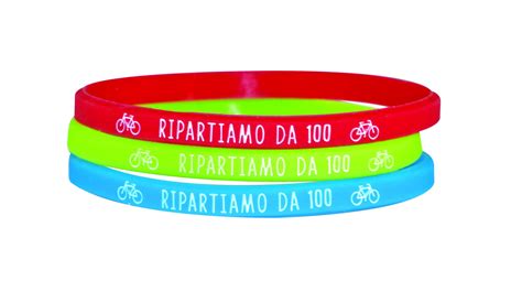 Illustrazione di vari gadget personalizzati: braccialetti, shopper, magliette con loghi religiosi