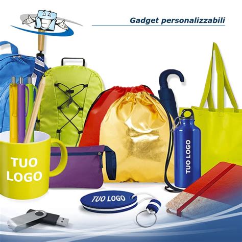 Foto di un tavolo con gadget per congressi: penne, quaderni, borse con logo