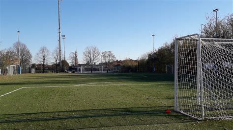 Foto dello stadio di Cordignano durante la veglia o di una folla raccolta in preghiera.