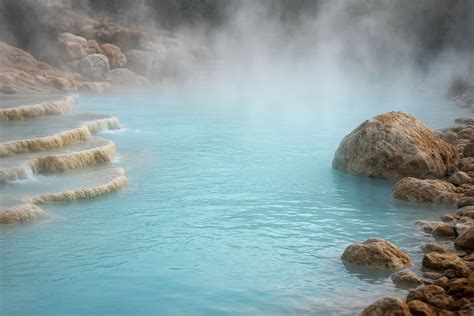 vasca termale quadrata con pareti celesti e acqua sulfurea ai Bagni di San Michele