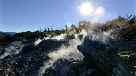paesaggio della Valle del Diavolo con torri di condensazione e vapordotti