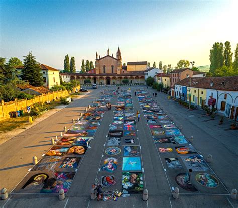 Foto della Fiera delle Grazie o dei madonnari all'opera sul piazzale