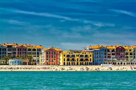 Veduta fronte mare dell'immobile a Porto Recanati con rendering del progetto Oasi Santa Rita