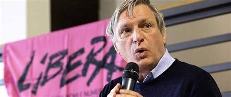 Don Luigi Ciotti che parla a un pubblico, simbolo di impegno civile