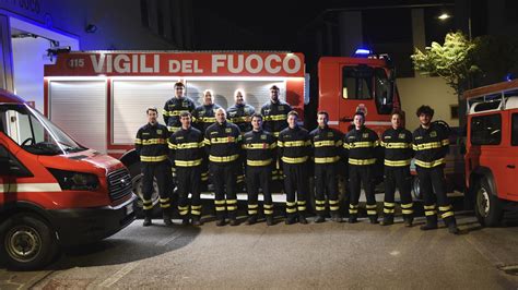 Foto di volontari dei Vigili del Fuoco e del Soccorso Alpino durante le ricerche