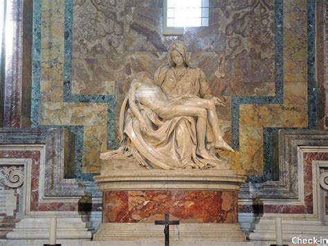 Statua della Pietà di Michelangelo nella Basilica di San Pietro