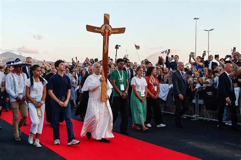 Volontari del Giubileo con la croce lignea in processione