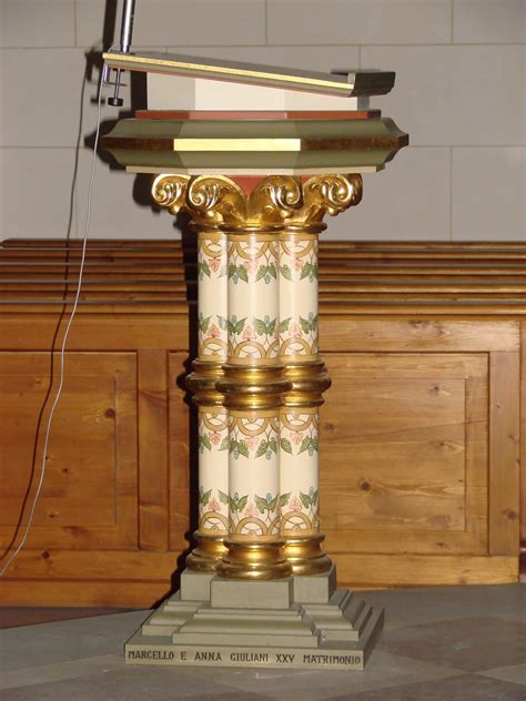 Immagine di un ambone o leggio in una chiesa