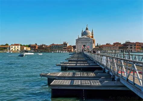 Veduta notturna della Basilica del Redentore e del ponte votivo durante la festa a Venezia