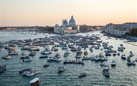 Foto di barche addobbate nel bacino di San Marco durante il Redentore