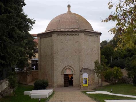 Chiesa di Santa Maria del Tricalle a Chieti, con la sua caratteristica pianta ottagonale