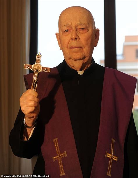 Gabriele Amorth in abiti sacerdotali, forse durante un'intervista