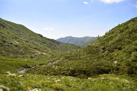 Foto panoramica del paesaggio di Portula con il torrente Sessera