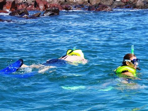Foto di persone che fanno snorkeling con acquascooter in una grotta marina