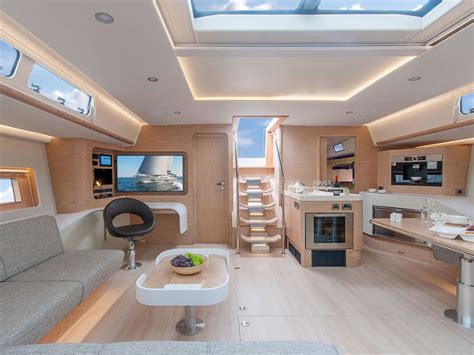 Interni di una barca a vela moderna che mostra comfort e spazio