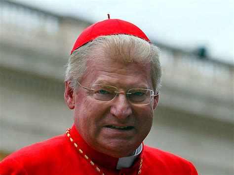 Ritratto fotografico di Angelo Scola in abiti cardinalizi, con espressione seria e posata.