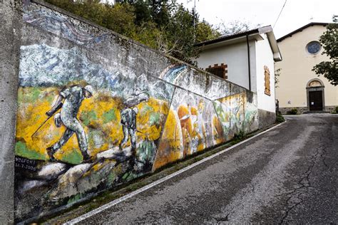 Migranti tunisini che passeggiano nel paesaggio montano di Lizzano Pistoiese.