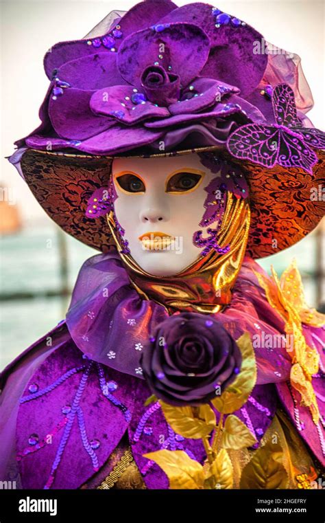illustrazione di una festa di carnevale con persone in maschera e musica