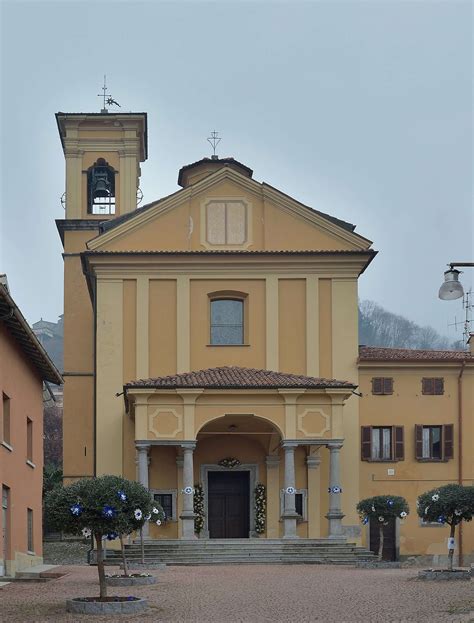 Facciata esterna del Santuario della Beata Vergine del Fiume con porticato