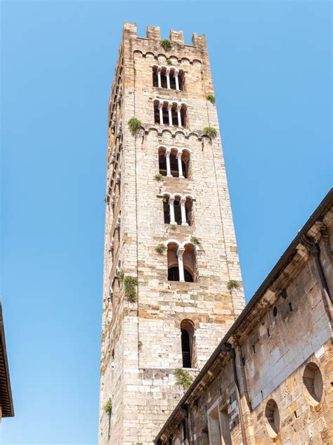 Esterno della Chiesa Arcipretale di San Lorenzo con campanile romanico