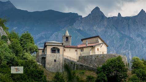 Veduta panoramica della Chiesa di Santa Maria sopra Olcio tra le rocce