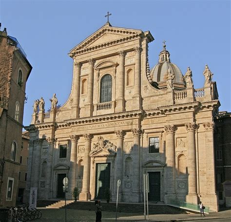 Facciata della Basilica di San Giovanni dei Fiorentini con dettagli scultorei
