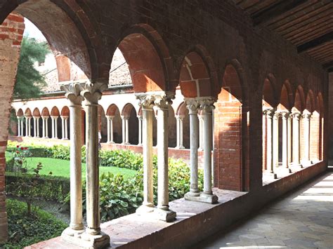 Dettaglio del chiostro dell'Abbazia di Santa Maria di Staffarda con le sue arcate e colonnine