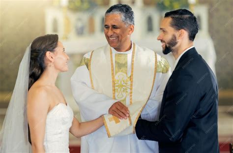 Un sacerdote che celebra un matrimonio, con attenzione ai dettagli liturgici