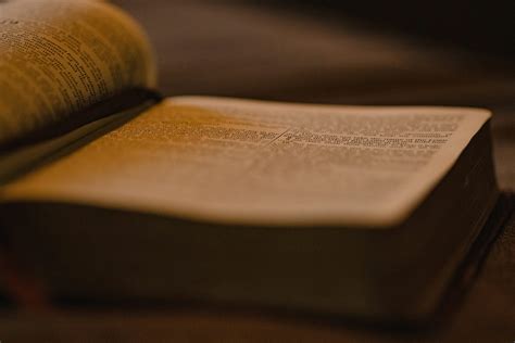 Bibbia aperta con focus su passaggi rilevanti per il matrimonio