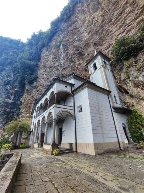 Veduta generale dell'Eremo di Calomini incastonato nella parete rocciosa