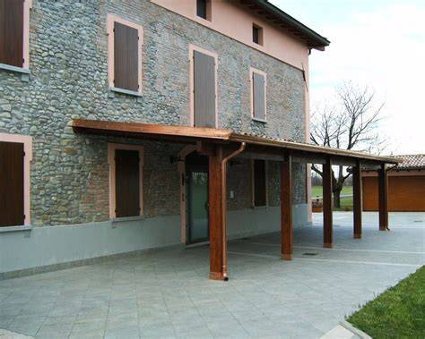Facciata dell'Eremo con il porticato e le colonne a contrasto con la roccia